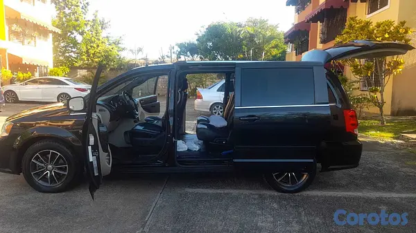 jeepetas y camionetas - Se vende Dodge Grand Caravan SXT 2017, excelentes  10