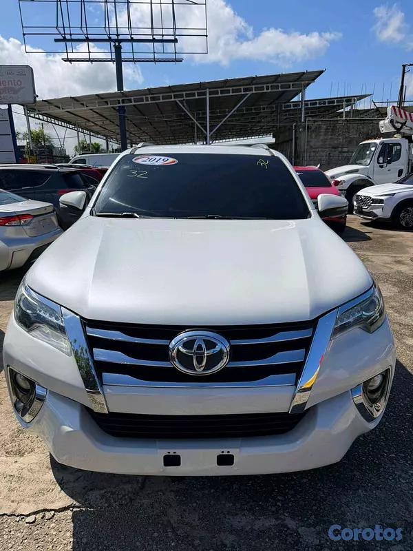 jeepetas y camionetas - Toyota fortuner, está en excelentes condiciones disel 2