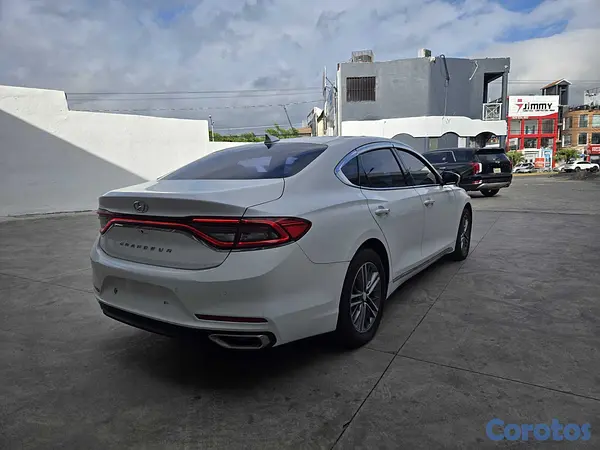 carros - HYUNDAI GRANDEUR 2018 BLANCO 9
