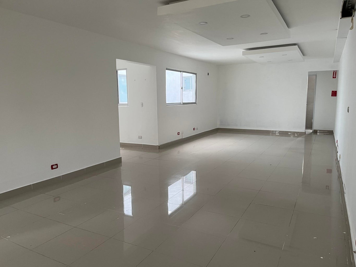 oficinas y locales comerciales - Oficina ubicada en excelente Zona, se encuentra en el SEGUNDO NIVEL 1