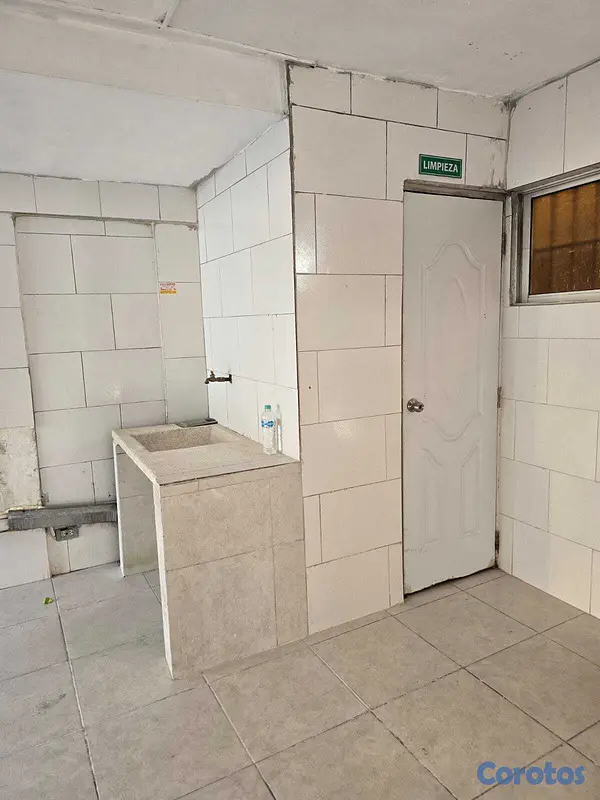 oficinas y locales comerciales - Local, amplio salón con baño dentro.  A 5 metros d 4