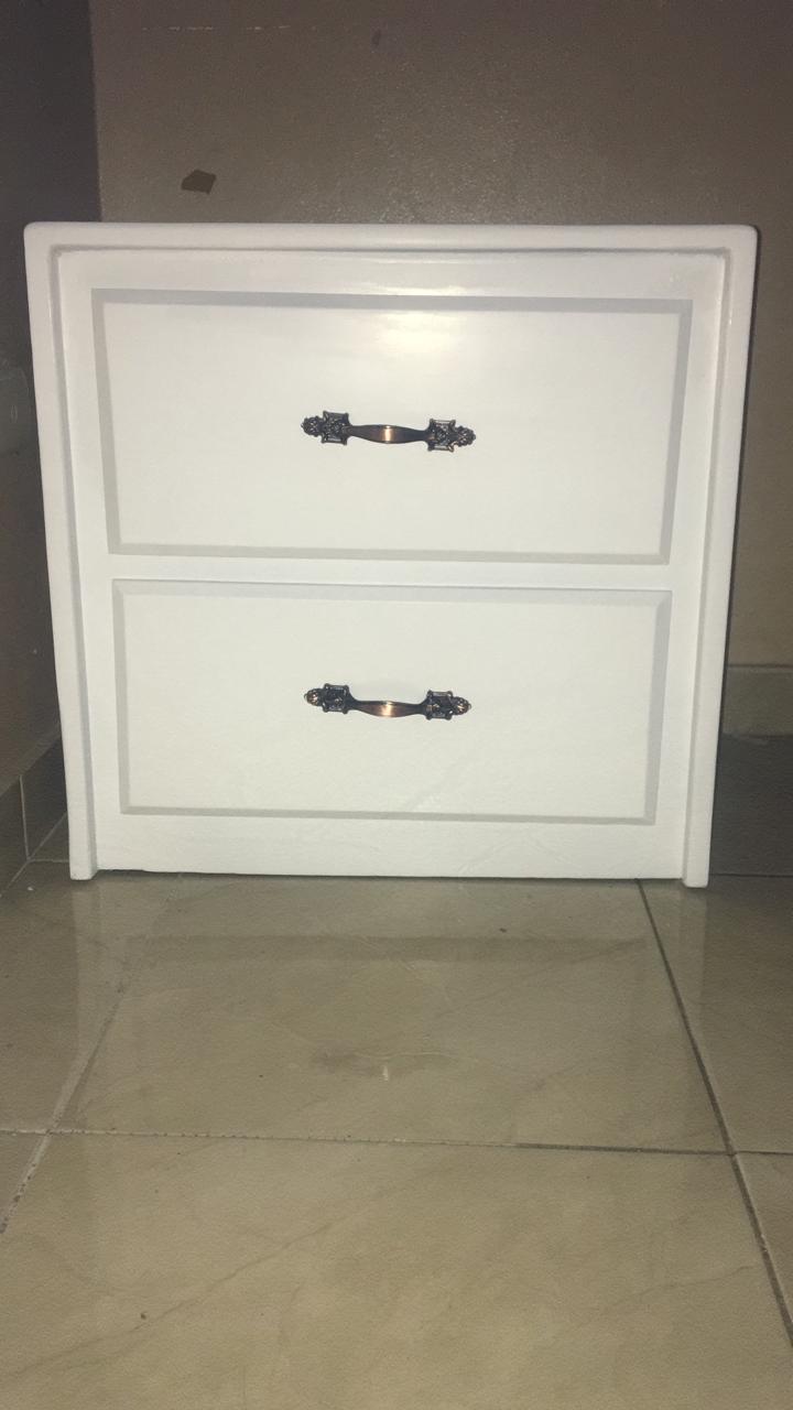 muebles y colchones - Mesa de noche color blanco  0