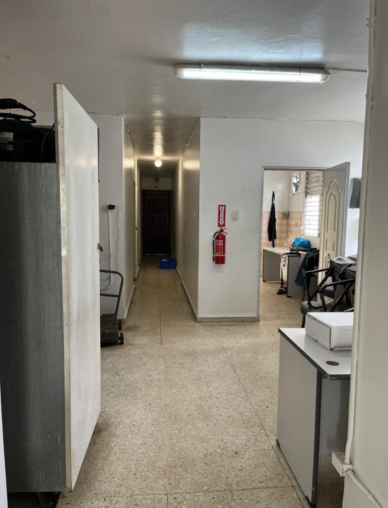 oficinas y locales comerciales - Se vende local para inversión en La Feria Avenida  4