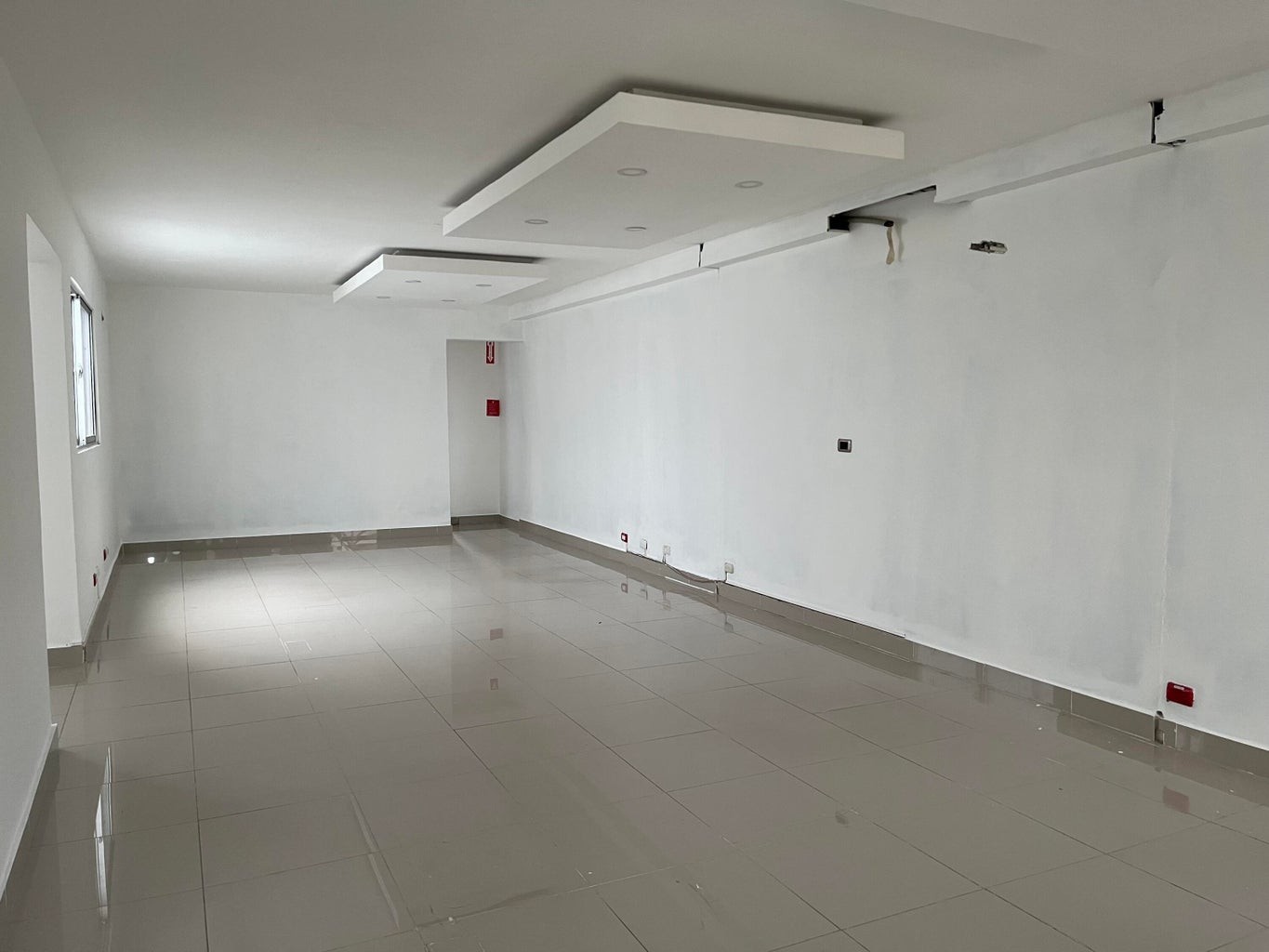 oficinas y locales comerciales - Oficina ubicada en excelente Zona, se encuentra en el SEGUNDO NIVEL 2