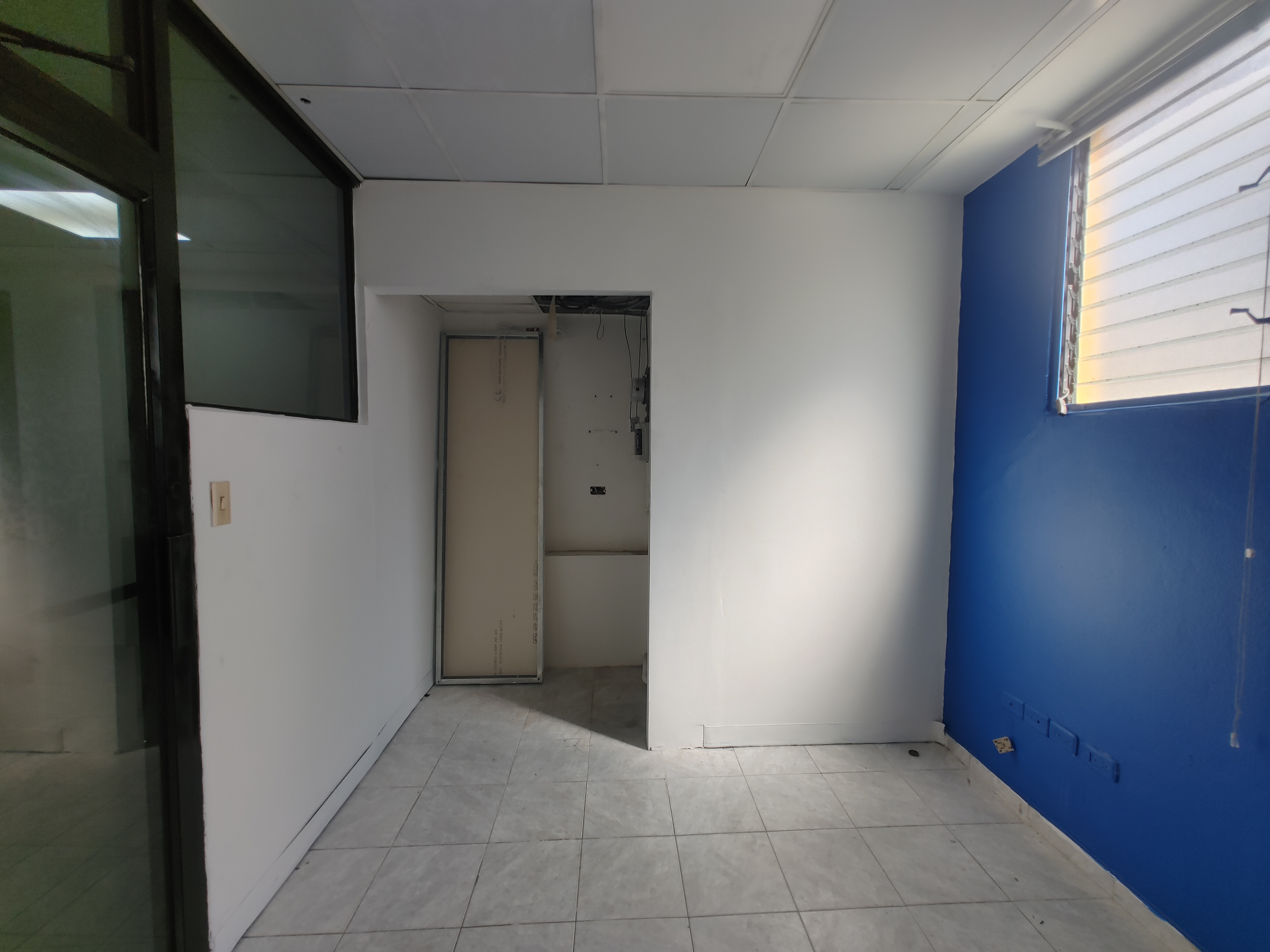oficinas y locales comerciales - Local en alquiler en Paraíso en La Churchill 2