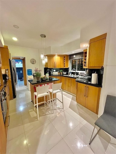 casas - Hermosa casa de dos niveles disponible para ser tu próximo hogar.🏠  0