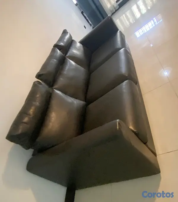 muebles y colchones - Vendo sofá de 3 plazas en leather negro 3