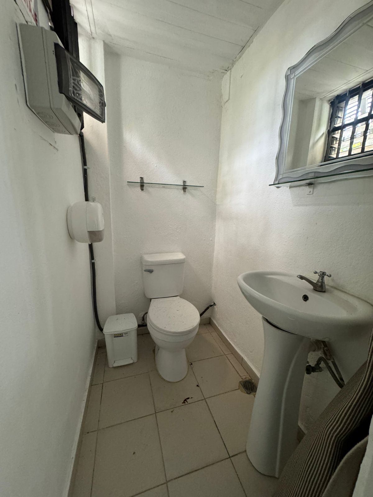 oficinas y locales comerciales - Alquilo Local en 1er Piso en La Esperilla Próximo a la Gomez 
Código: PD462 4