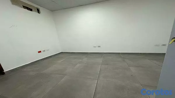 oficinas y locales comerciales - Local amplio para Oficina en Primer Piso en los Restauradores 9