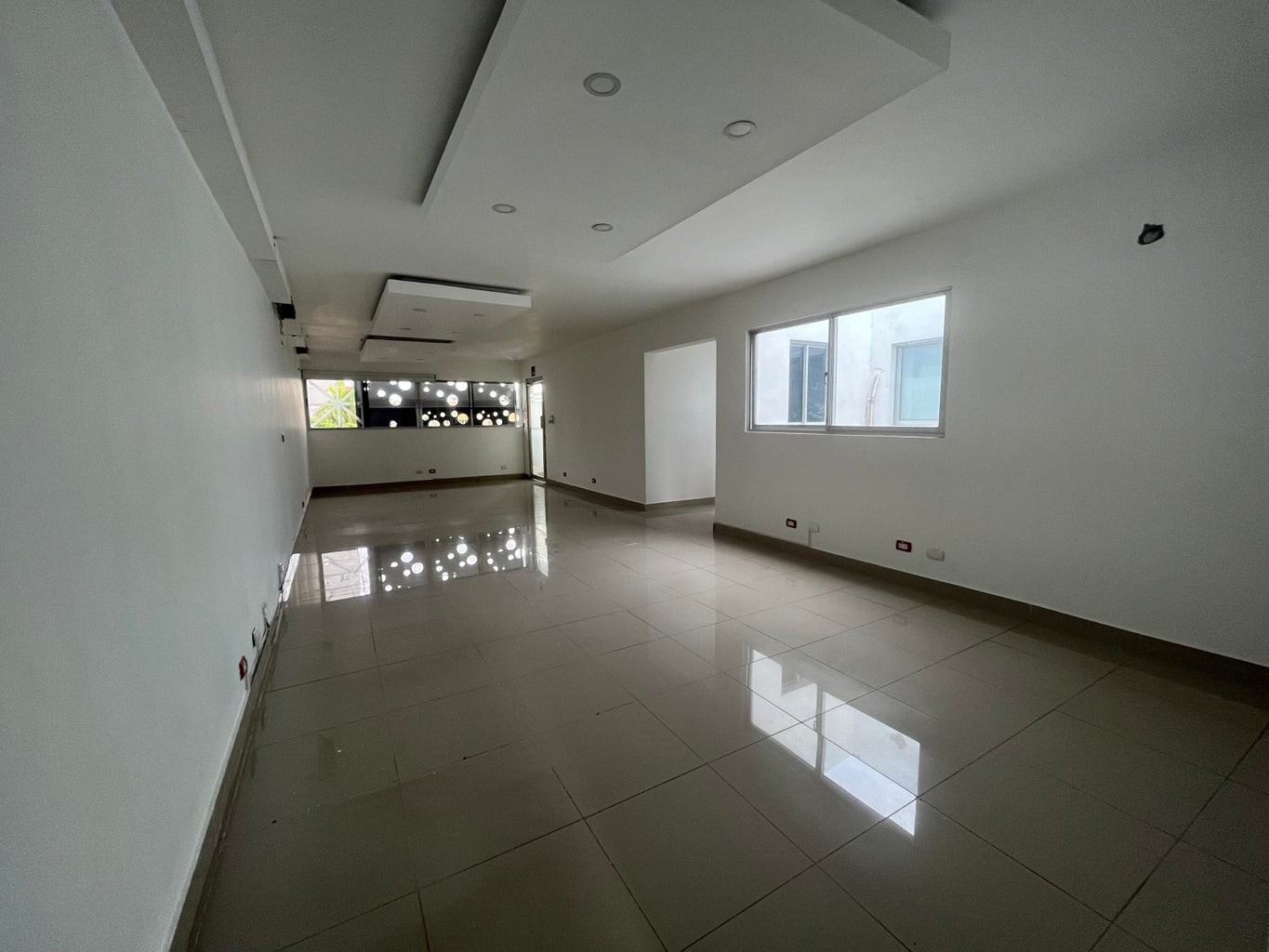 oficinas y locales comerciales - Oficina ubicada en excelente Zona, se encuentra en el SEGUNDO NIVEL 5