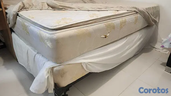 muebles y colchones - Se vende está cama Queen Size en buen estado con s 2