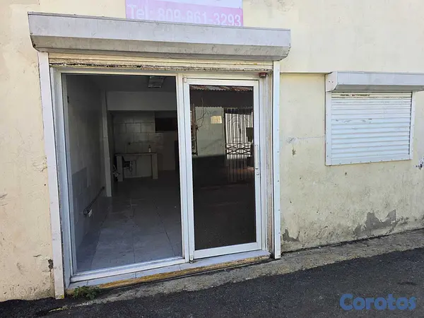 oficinas y locales comerciales - Local, amplio salón con baño dentro.  A 5 metros d 5