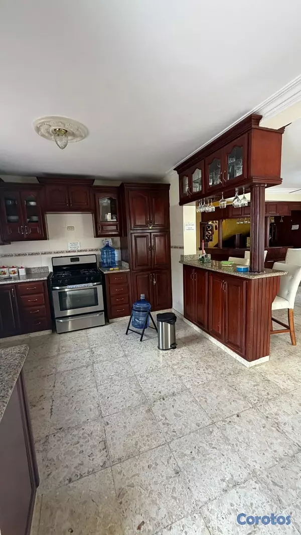 casas - Exclusiva Residencia en Baní | Piscina, Jardines y Amplios Espacios 3