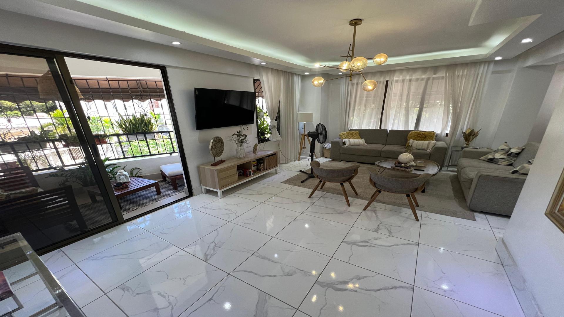 apartamentos - Apartamento tipo Penthouse remodelado en venta en Arroyo Hondo Viejo 0