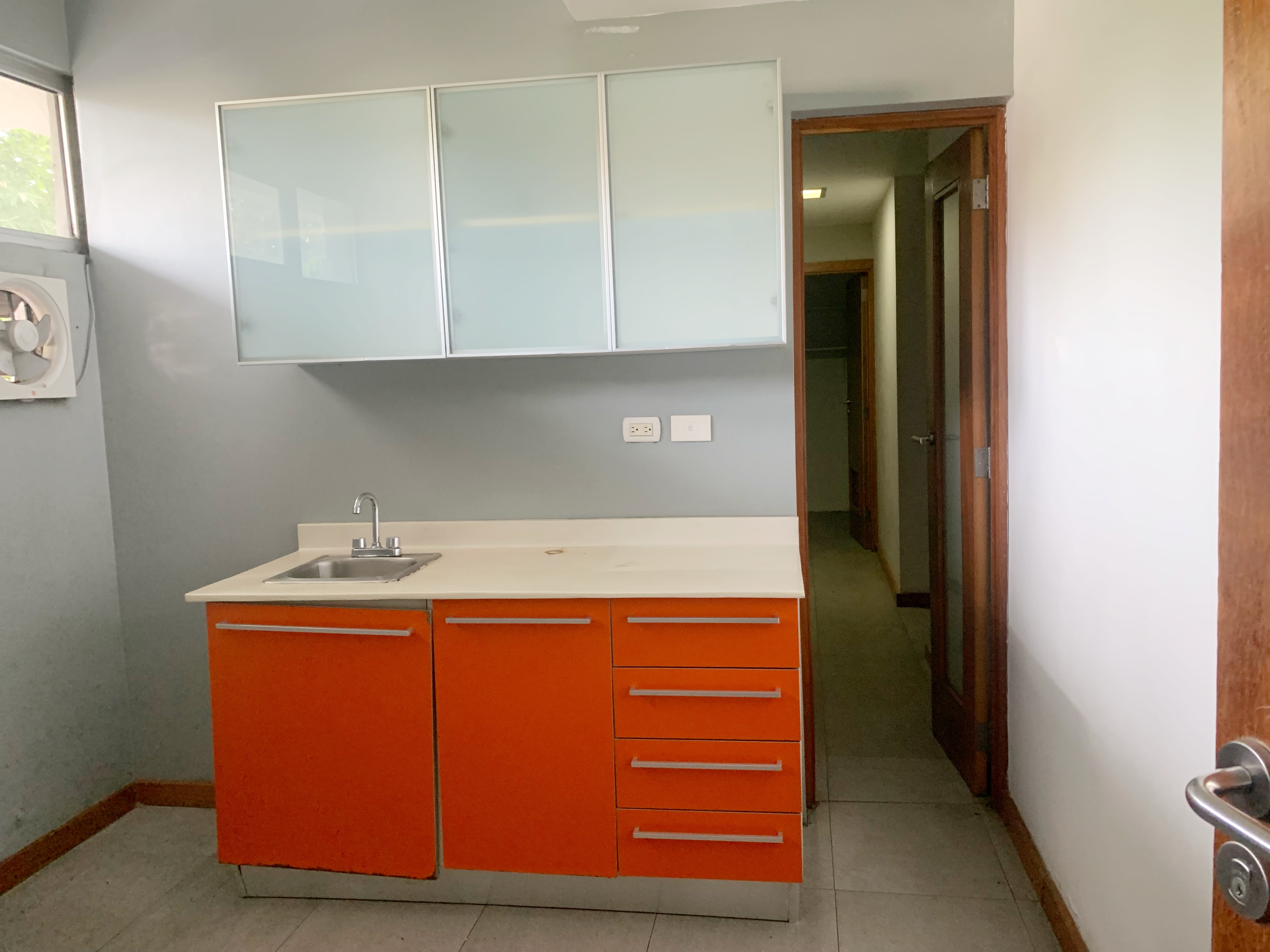 oficinas y locales comerciales - Local céntrico en la esperilla 2