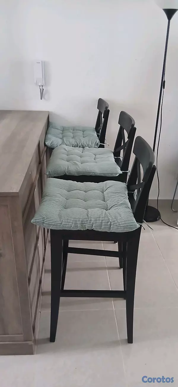 muebles y colchones - Credenza de 4 puertas y 4 gavetas 
3 sillas desayunandor de ikea  12
