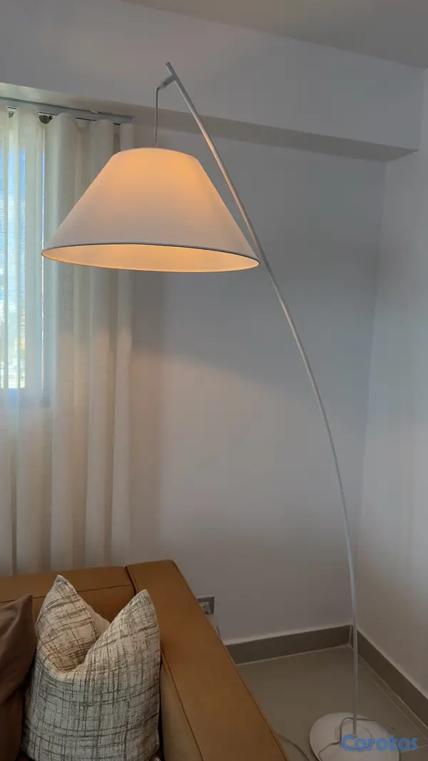 decoración y accesorios - lámpara de piso curva, casi nueva, RD$3,000.00 6