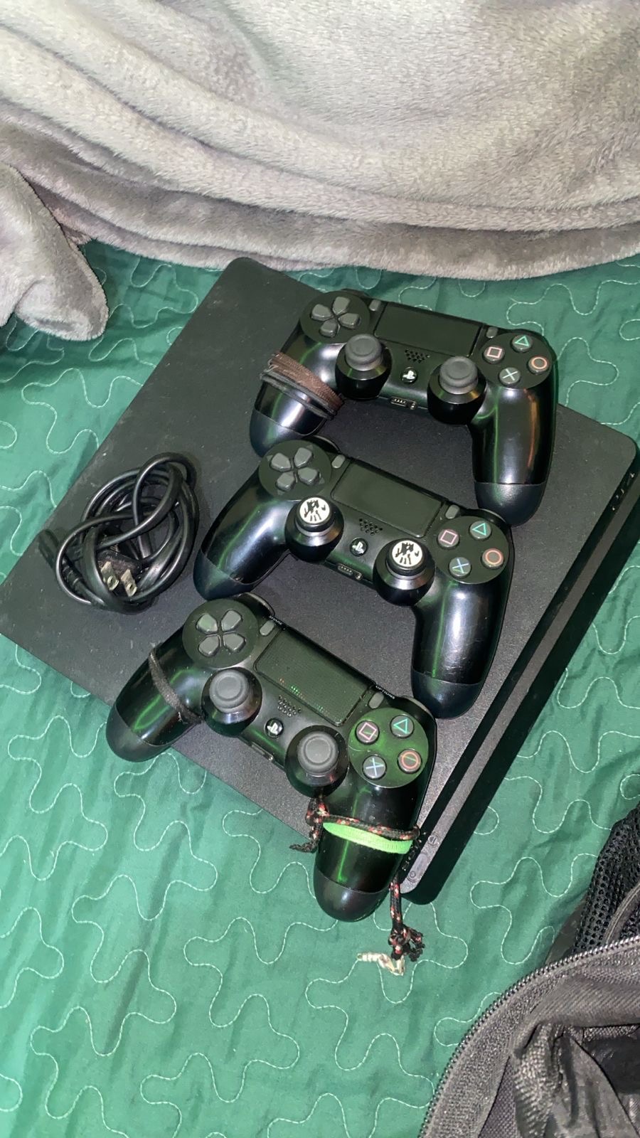 consolas y videojuegos - play 4 slim 500 gb con dos juegos y tres controles negociable 