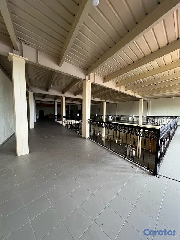 oficinas y locales comerciales - Local comercial de dos niveles con estructura de hormigón armado NAGUA 6
