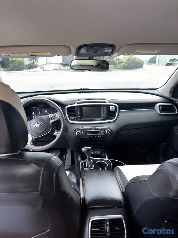jeepetas y camionetas - Vendo Kia Sorento com nueva  4