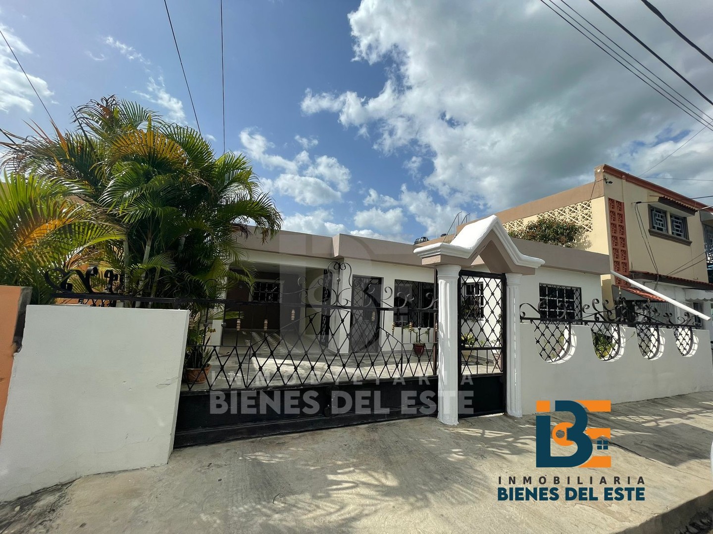 casas - Acogedora propiedad, con excelente ubicación y  Cinco Amplias Habitaciones 0