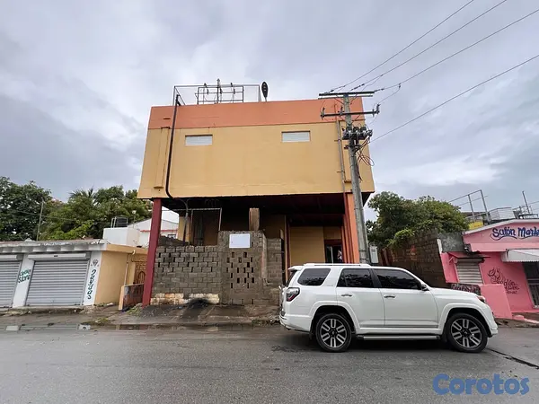oficinas y locales comerciales - Local comercial de dos niveles con estructura de hormigón armado NAGUA 7