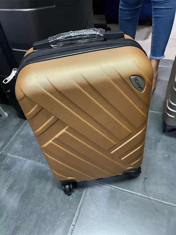 carteras y maletas - Maletas plásticas pequeñas de 20” , 21” y 22”. 4