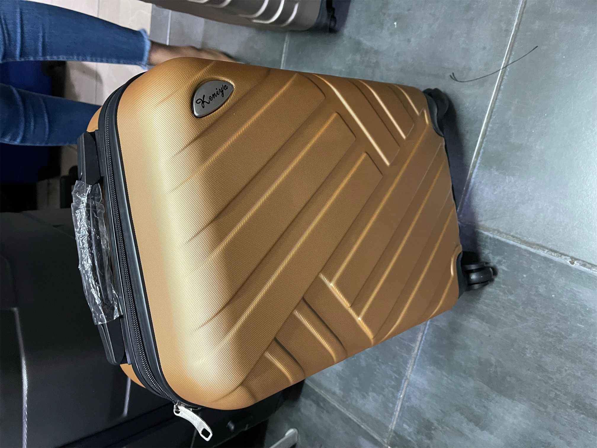 carteras y maletas - Maletas plásticas pequeñas de 20” , 21” y 22”. 3