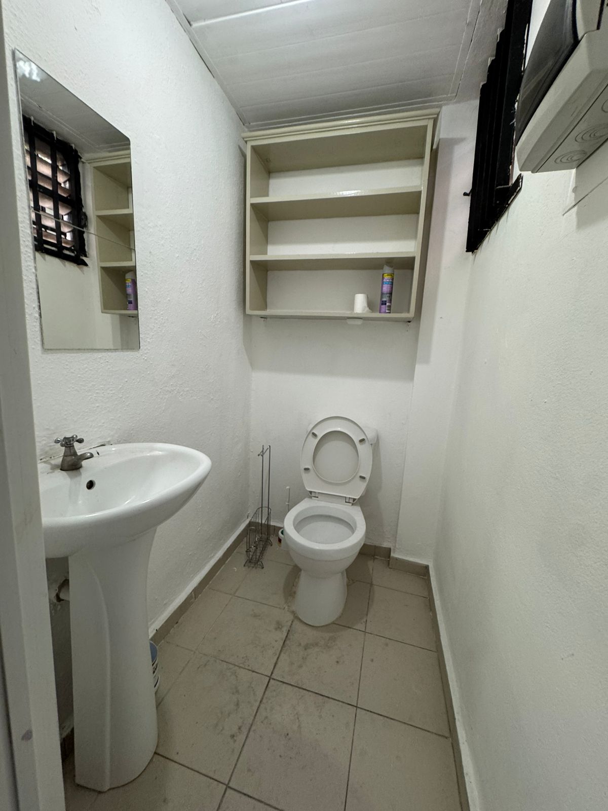 oficinas y locales comerciales - Alquilo Local en 1er Piso en La Esperilla Próximo a la Gomez 
Código: PD462 8