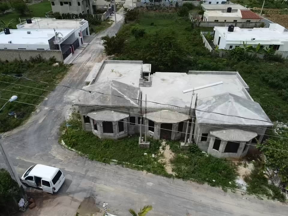 casas - SE VENDE CASA EN CONSTRUCCION de Esquina, 329Mts. EN Residencial Naime  0