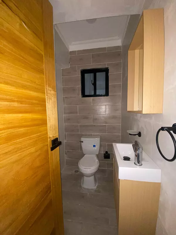 apartamentos - Apartamento 2do piso con  terraza en los restaurad 9