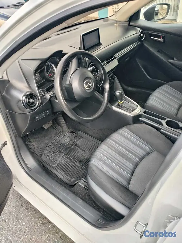 carros - Mazda Demio Blanco 2016 Negociable  3