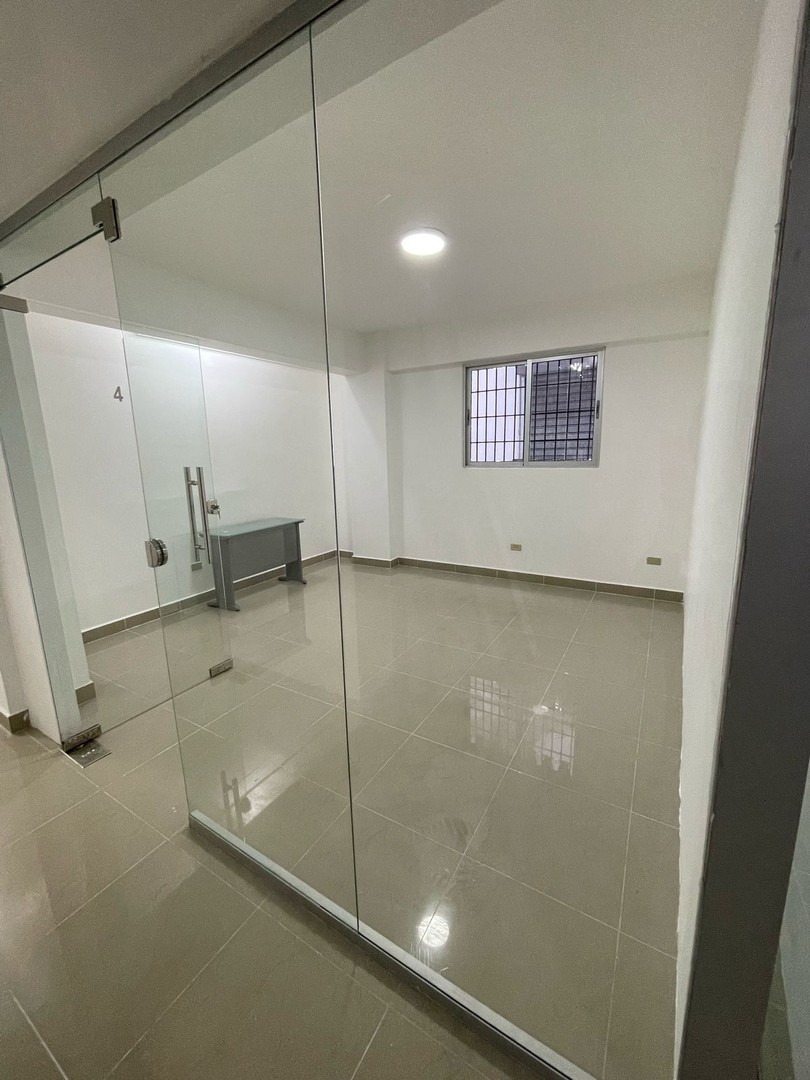 oficinas y locales comerciales - OFICINA/LOCAL EN ALQUILER EN 2DO PISO ENSANCHE QUISQUEYA
CÓDIGO: PD240 3