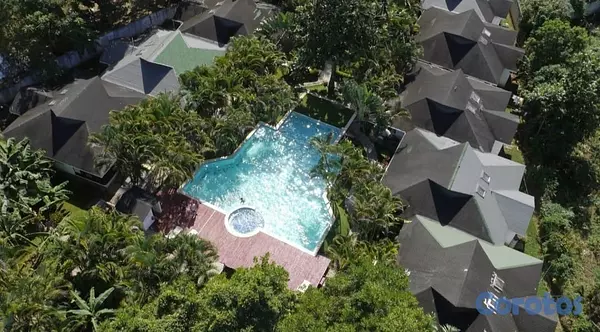 casas vacacionales y villas - Casa con Vista a la Piscina en Venta 1