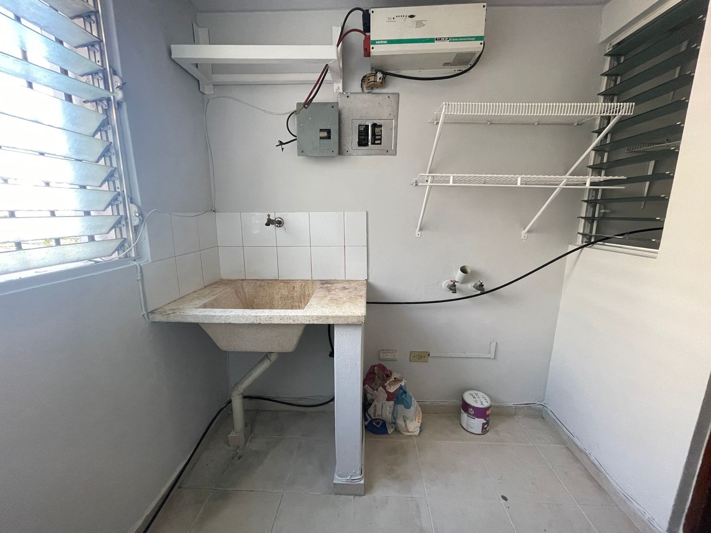 apartamentos - Alquilo apartamento clásico de 
113 mts2, piso 2: Arroyo Hondo
 4