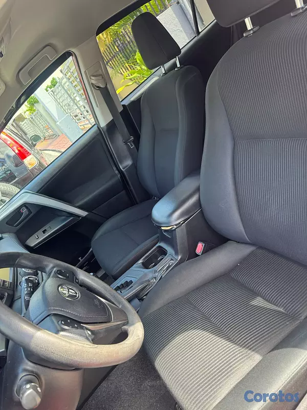 jeepetas y camionetas - Toyota rav4 LE 4x4 2016 9