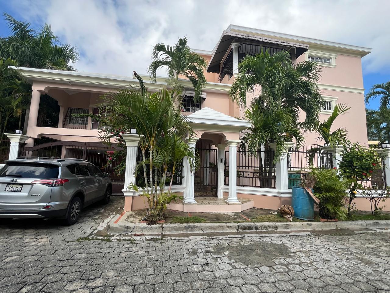 casas - Casa en los Cacicazgos  Negociable 