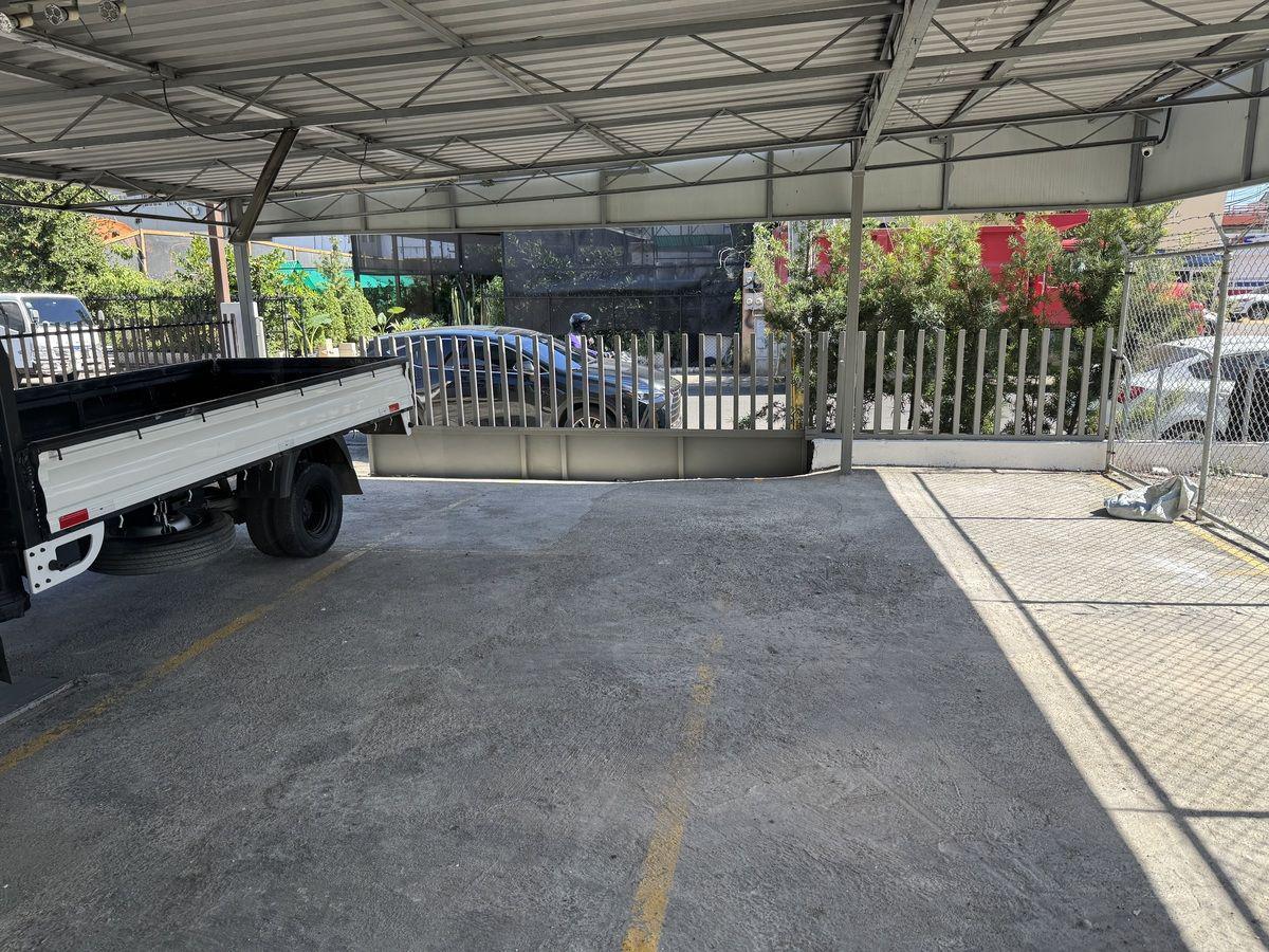 oficinas y locales comerciales - Alquilo local comercial en 1er nivel con 3 parqueos 4