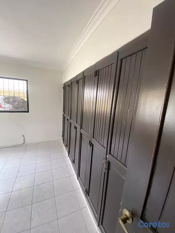 apartamentos - vendo primer nivel en el millón tres habitaciones dos baños parqueo servicio  11