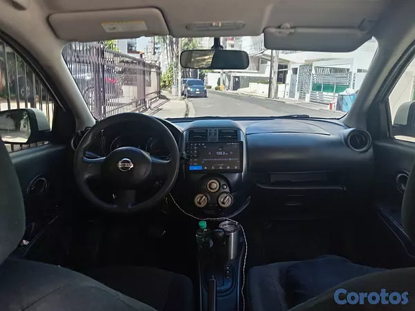 carros - Nissan latió /versa 280  8