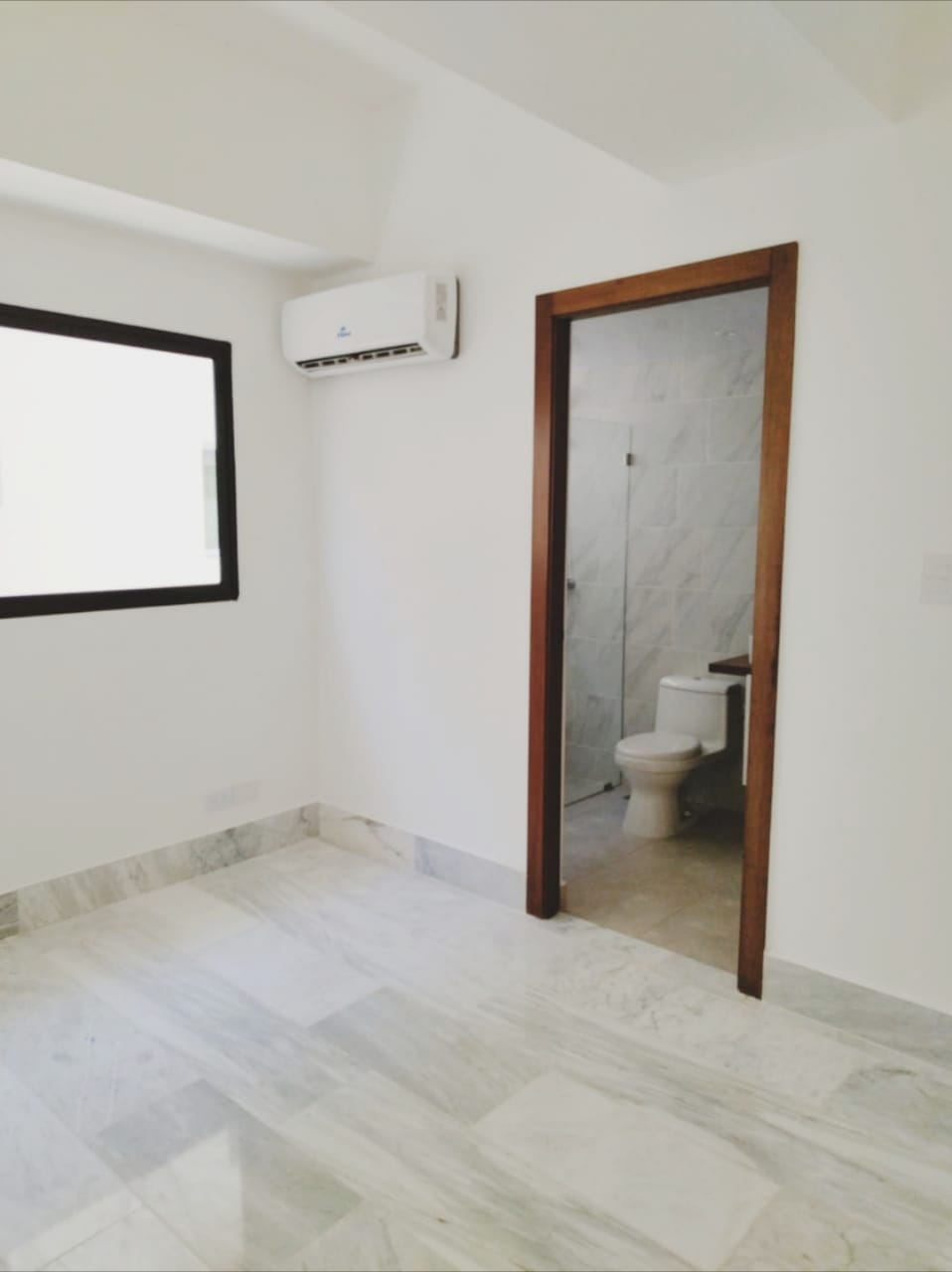 apartamentos - Se Alquila Apartamento en Torre en La Esmeralda (Quinto Nivel). Precio US$1,200 2