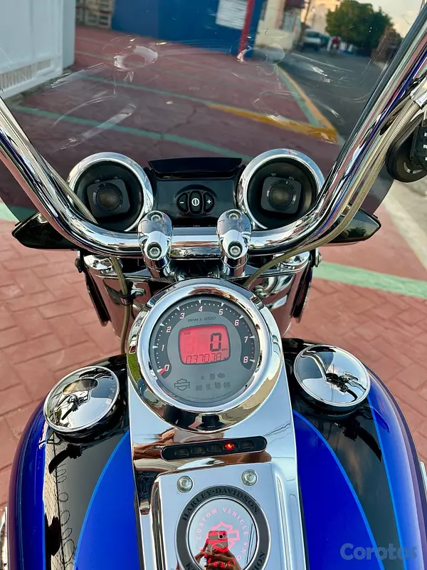 motores y pasolas - Softail CVO 110 convertible  7