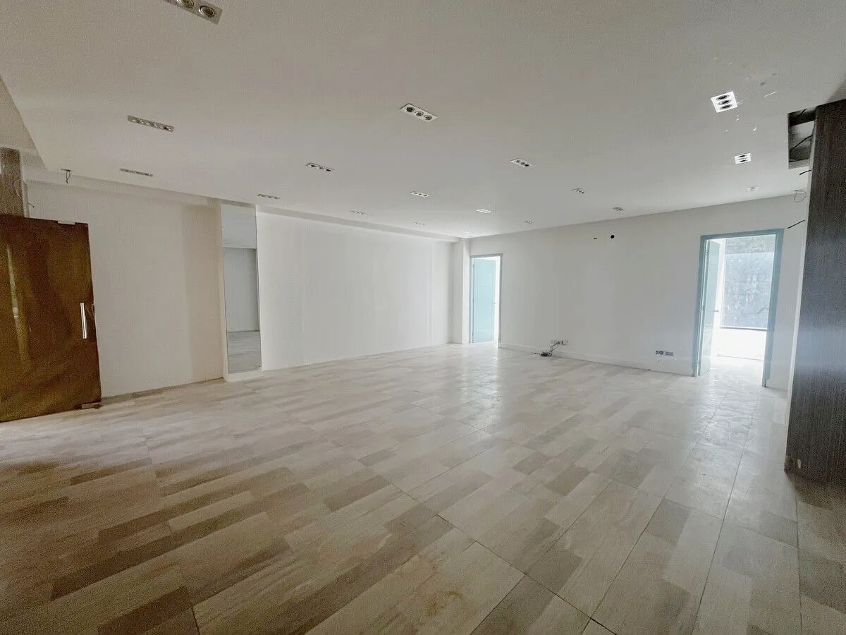 oficinas y locales comerciales - Local céntrico en Piantini 2