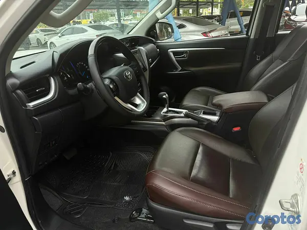 jeepetas y camionetas - Toyota fortuner 2017 8
