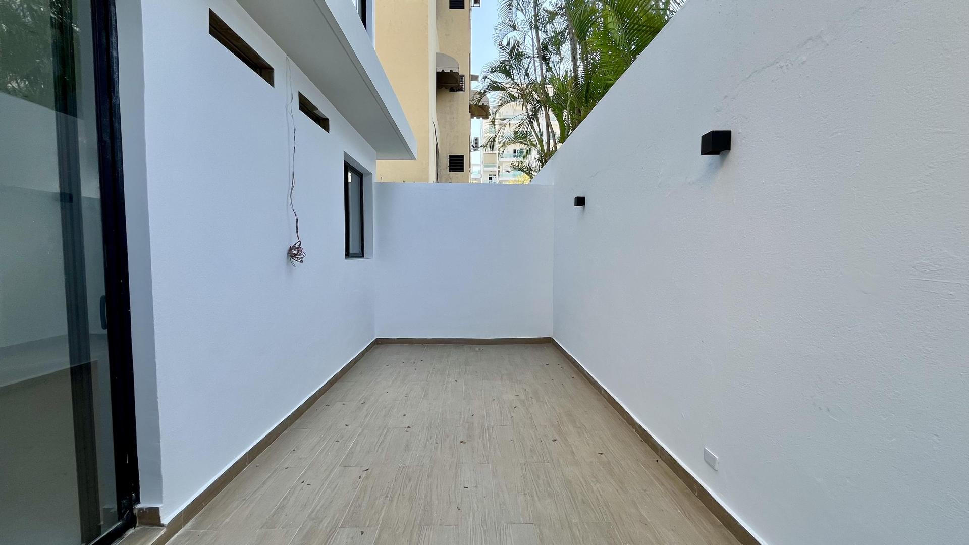 oficinas y locales comerciales - ¡Local Comercial en Alquiler con Terraza en La Julia, Santo Domingo! 8