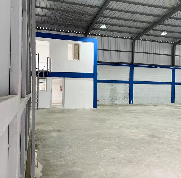 oficinas y locales comerciales - Nave céntrica y amplia villa aura  3