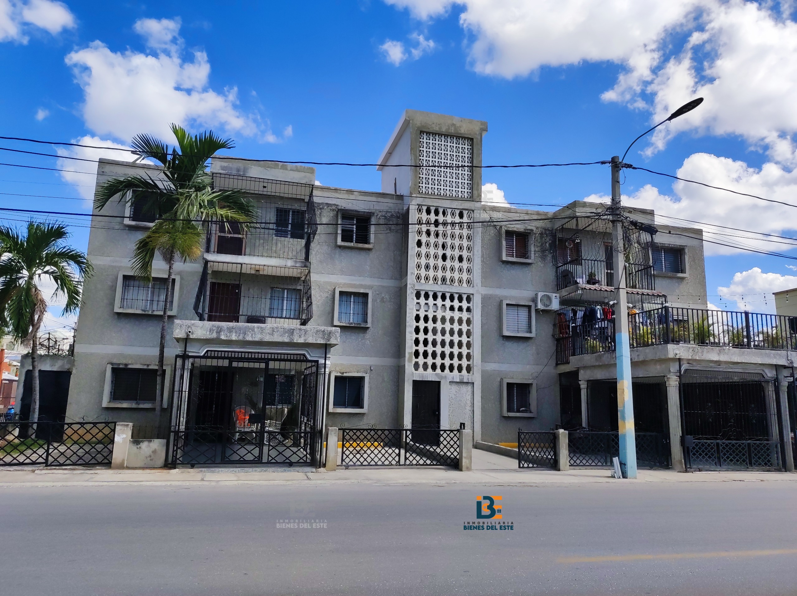 apartamentos - Alquila Apartamento de Tres habitaciones en Altos 