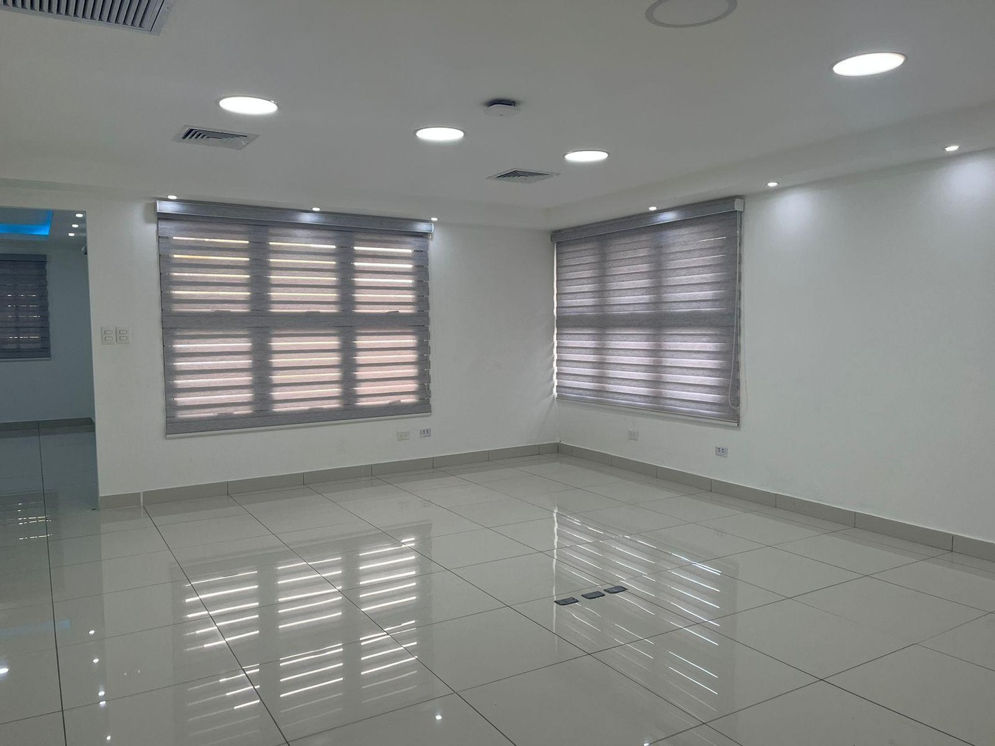 oficinas y locales comerciales - En Alquiler Local de Oficina en los prados Segundo Nivel con 150m2 y 3 parqueos  3