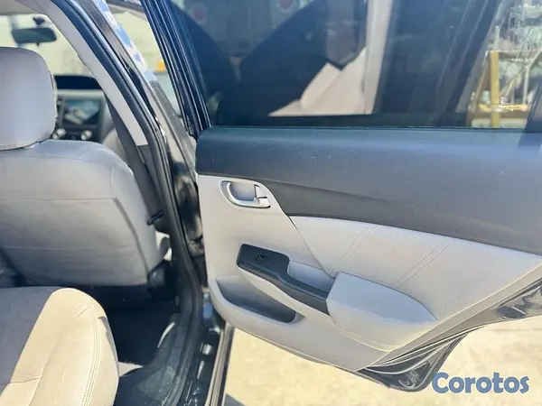 carros - carro honda Civic año 2014 ligeramente negociable  11
