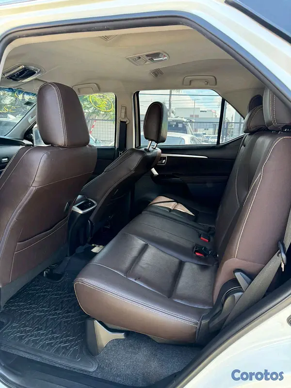 jeepetas y camionetas - Toyota fortuner, está en excelentes condiciones disel 4